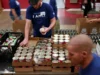 Продовольственные банки США готовятся к увеличению спроса в связи с угрозой остановки выплат